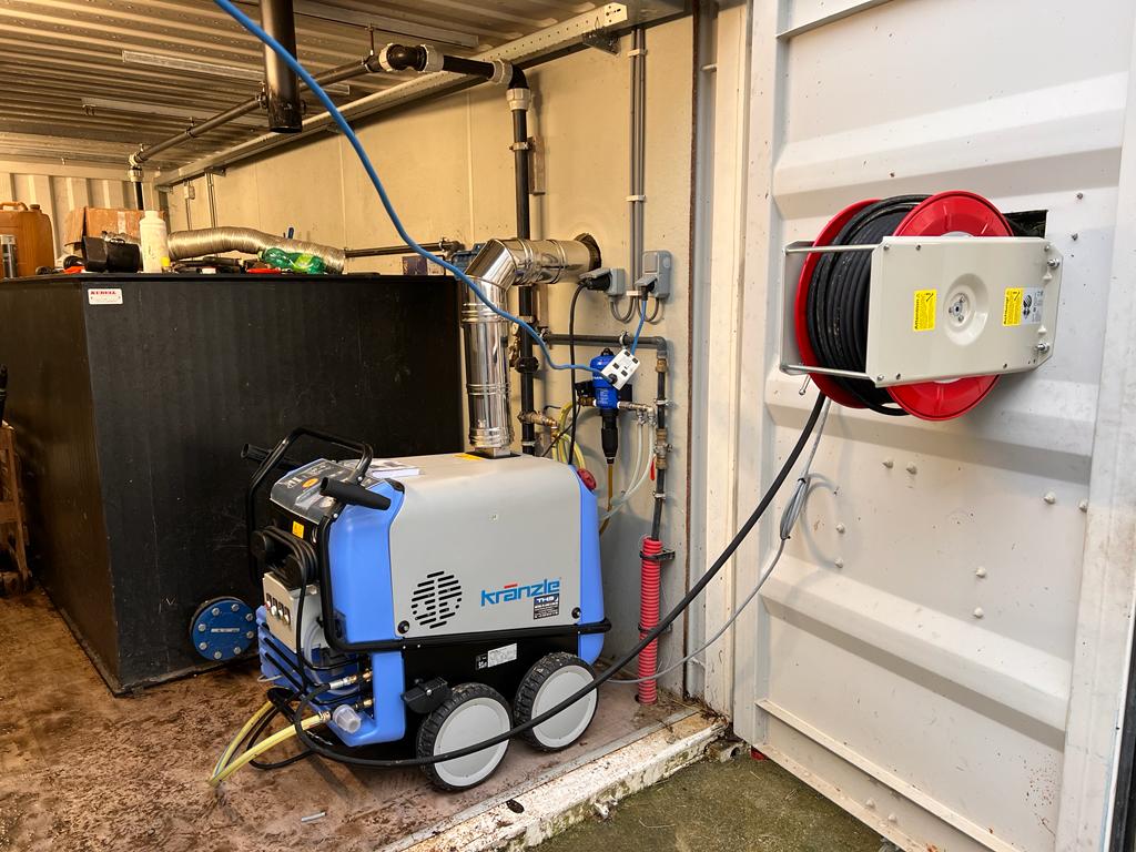 NETTOYEUR HAUTE PRESSION POSTE FIXE INSTALLÉ DANS UN CONTERNER METALLIQUE 